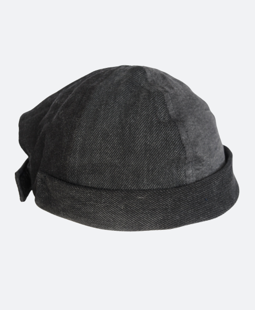 Zijkant - zwarte denim dockers cap, upcycled van spijkerbroeken, duurzaam, verstelbaar en uniek – gemaakt in ons atelier in Rotterdam. - Sevaes