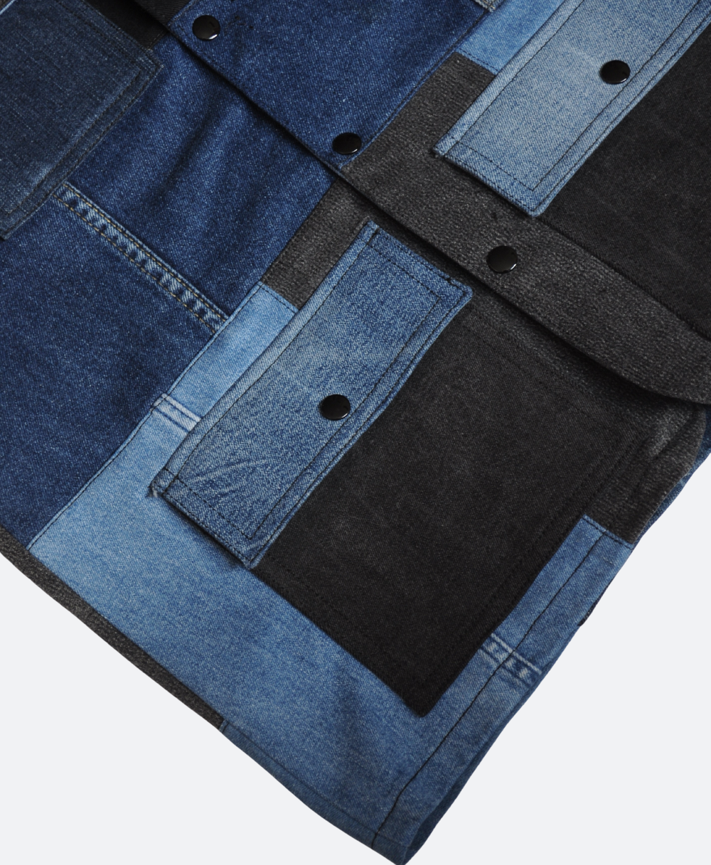 Details zak voorkant - Handgemaakt Sevaes utility vest van upcycled denim met blauw, zwart en grijs patchwork design.