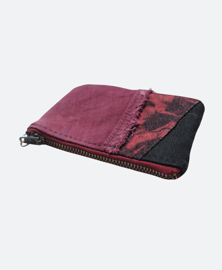 Details - Bordeauxrode en zwarte handgemaakte portemonnee van upcycled denim – duurzaam accessoire - Sevaes