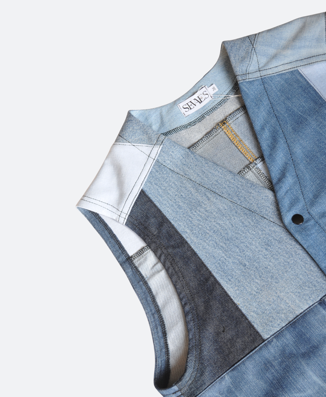 Close-up Voorkant -  Handgemaakt patchwork utility vest voor mannen. Gemaakt van 100% upcycled denim in verschillende blauwtinten – regular fit vest maat 36 van Sevaes.