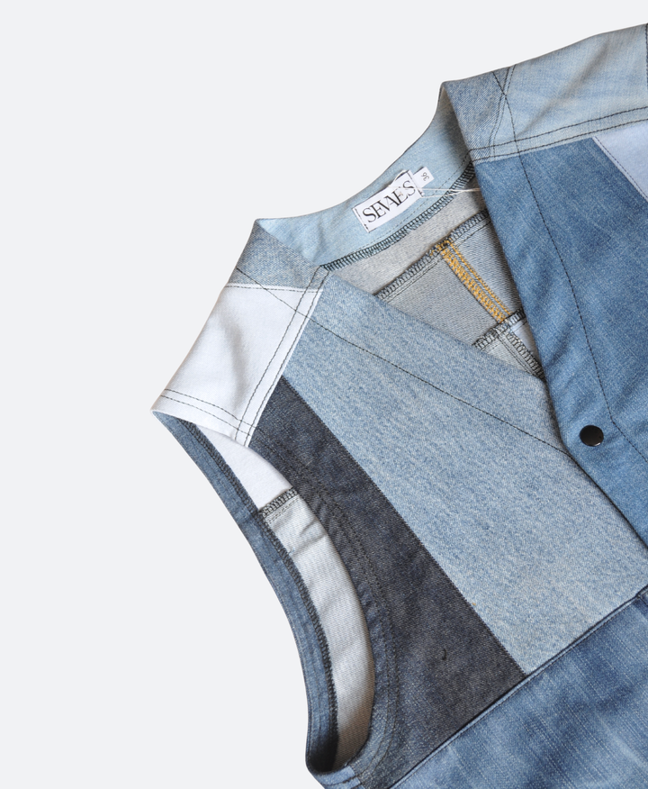 Close-up Voorkant -  Handgemaakt patchwork utility vest voor mannen. Gemaakt van 100% upcycled denim in verschillende blauwtinten – regular fit vest maat 36 van Sevaes.