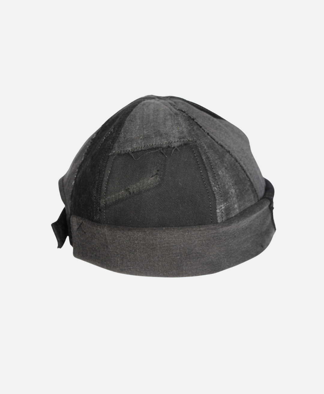 Zijkant handgemaakte dockers muts, dockers cap van upcycled denim, zwarte spijkerstof. - Sevaes