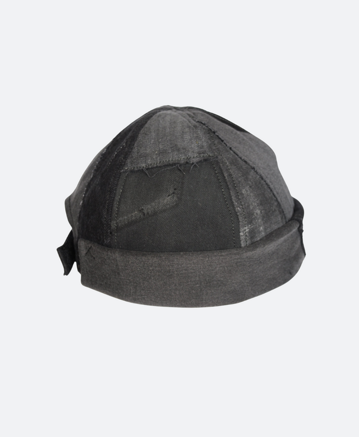 Zijkant handgemaakte dockers muts, dockers cap van upcycled denim, zwarte spijkerstof. - Sevaes