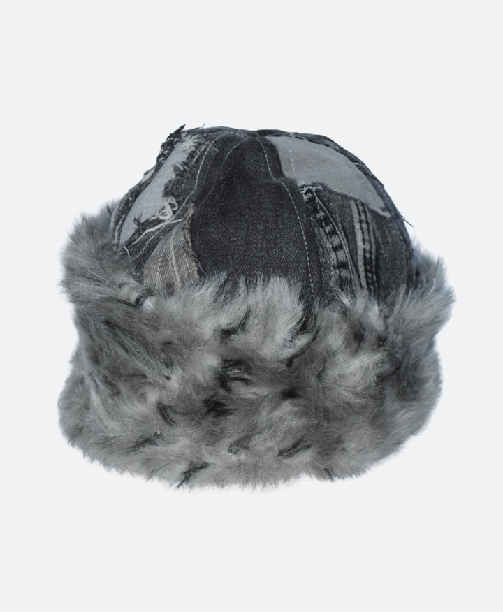 voorkant Grijze denim wintermuts met lynx nepbont voering, gemaakt van upcycled jeans en handgemaakt in Rotterdam door Sevaes