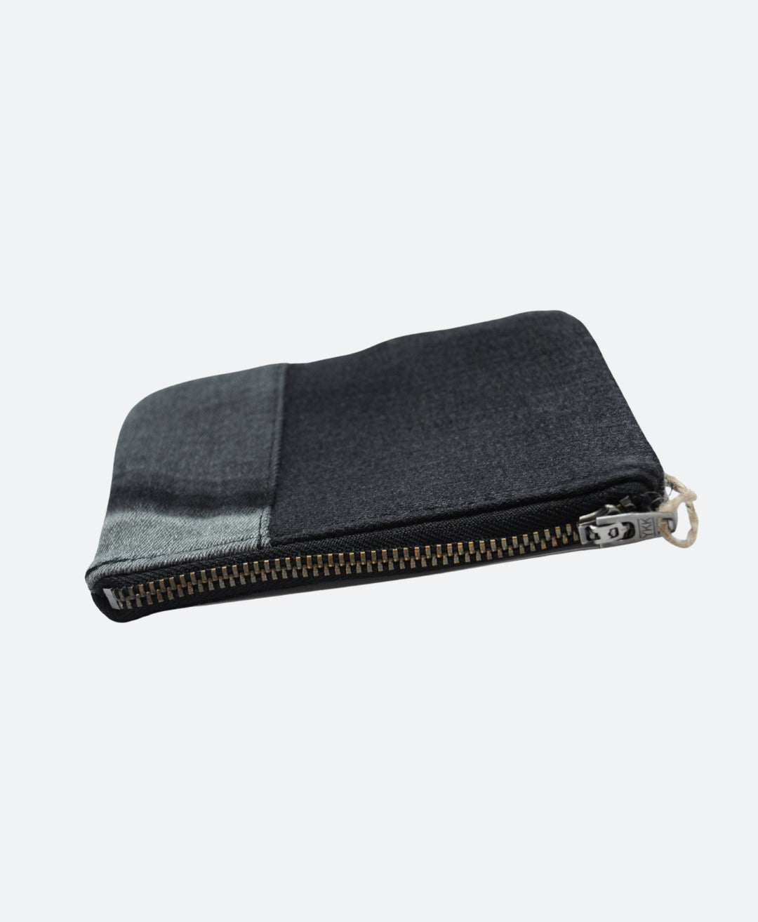 Details - Zwart-grijze portemonnee van upcycled denim – handgemaakt en duurzaam accessoire