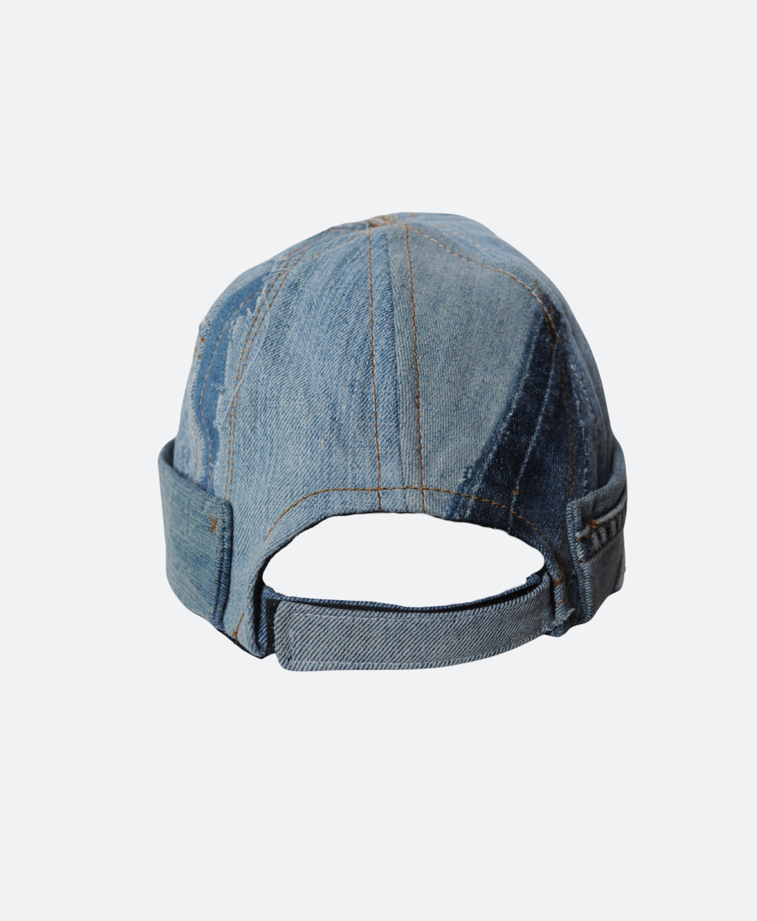 Achterkant Handgemaakte denim patchwork docker cap met verstelbare klittenbandsluiting, Handgemaakt in Rotterdam. 
