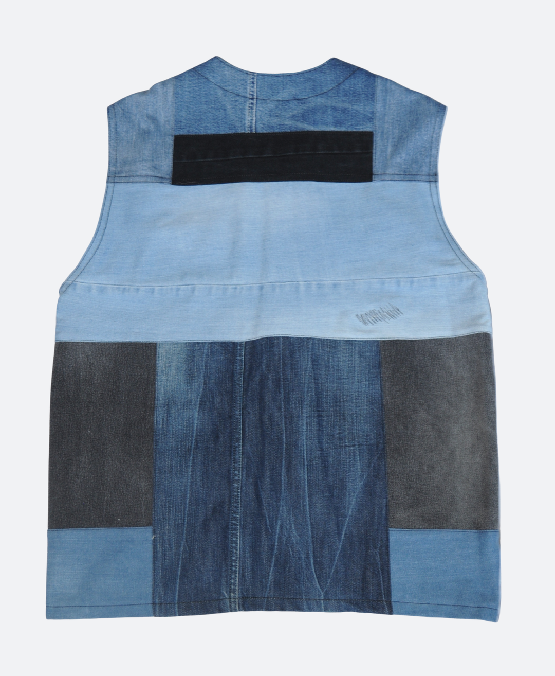 Achterkant - Handgemaakt Sevaes utility vest van upcycled denim met blauw, zwart en grijs patchwork design.