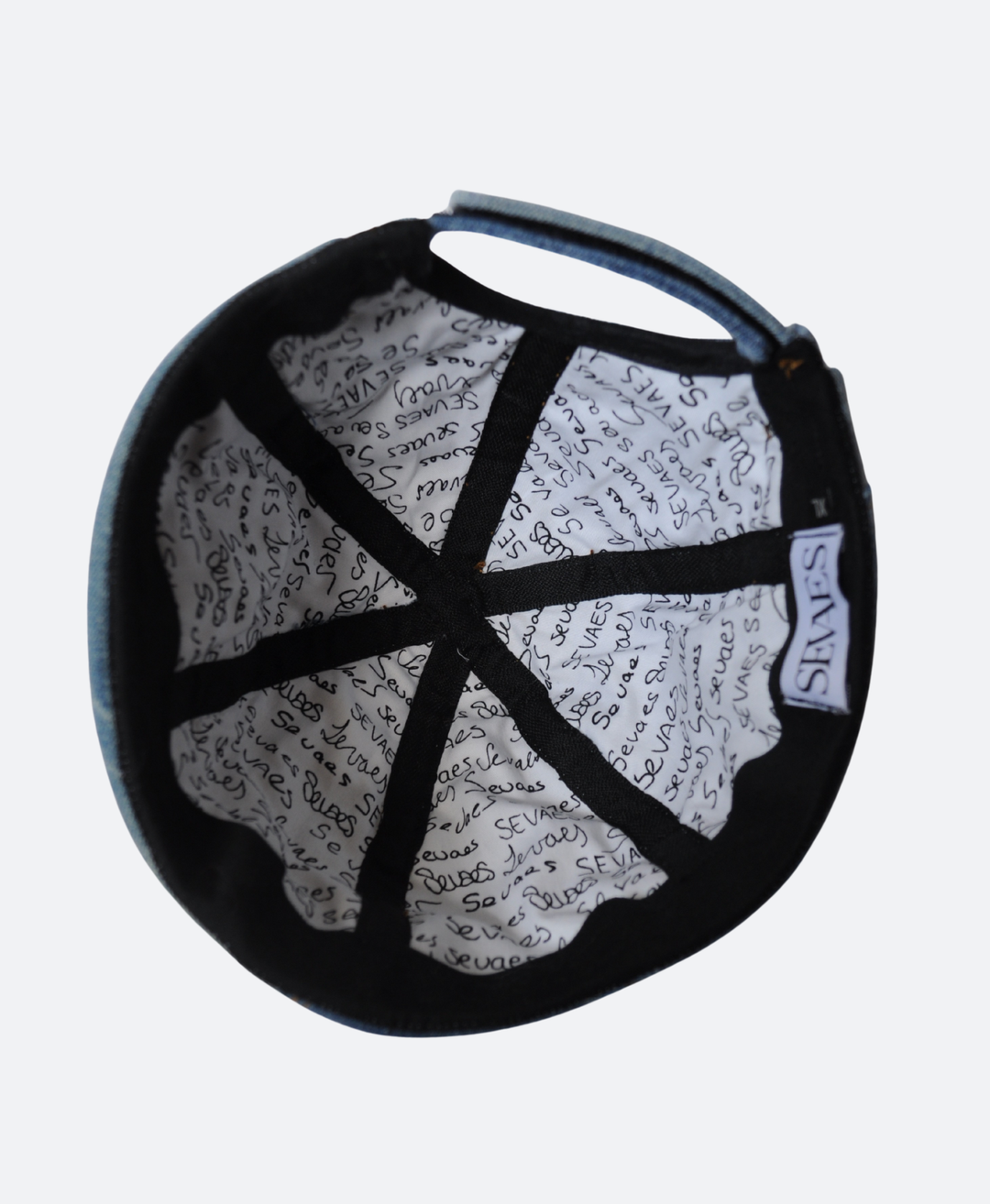 Gevoerde binnenkant - Handgemaakte denim patchwork docker cap met verstelbare klittenbandsluiting, unisex ontwerp van Sevaes.