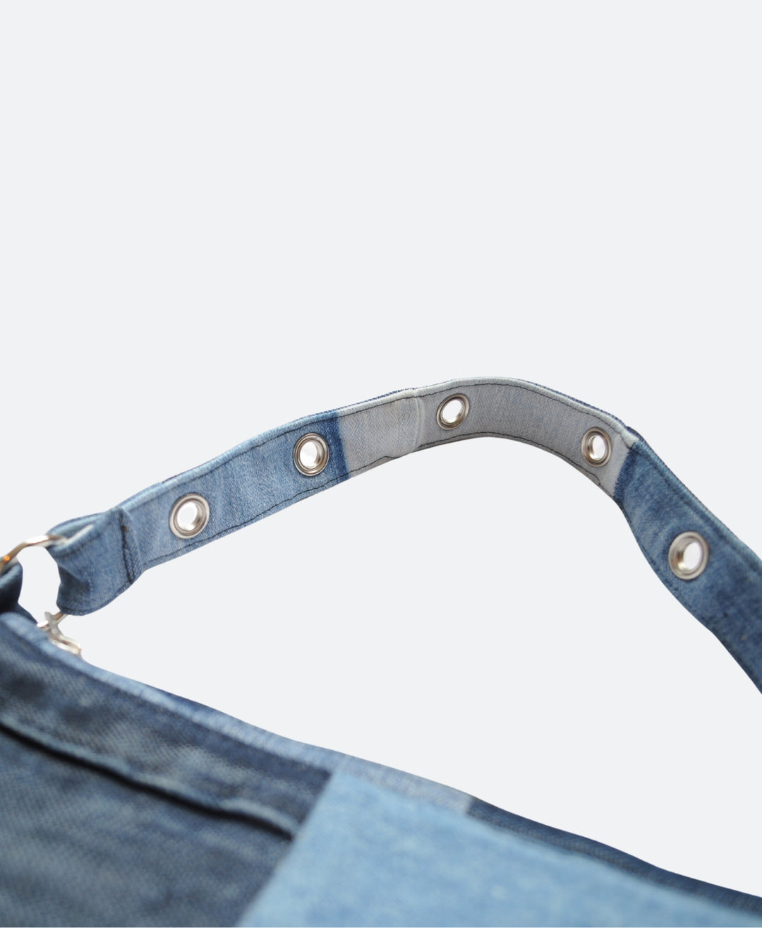 Detail handvat - Patchwork Denim 90s Bag – handgemaakte tas van upcycled en deadstock denim, uniek design uit Rotterdam - Sevaes