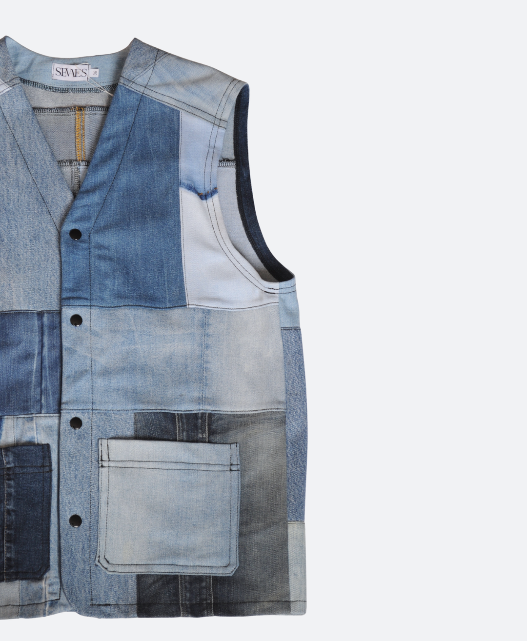Details voorkant  Handgemaakt patchwork utility vest voor mannen. Gemaakt van 100% upcycled denim in verschillende blauwtinten - met drukknopen en 2 zakken