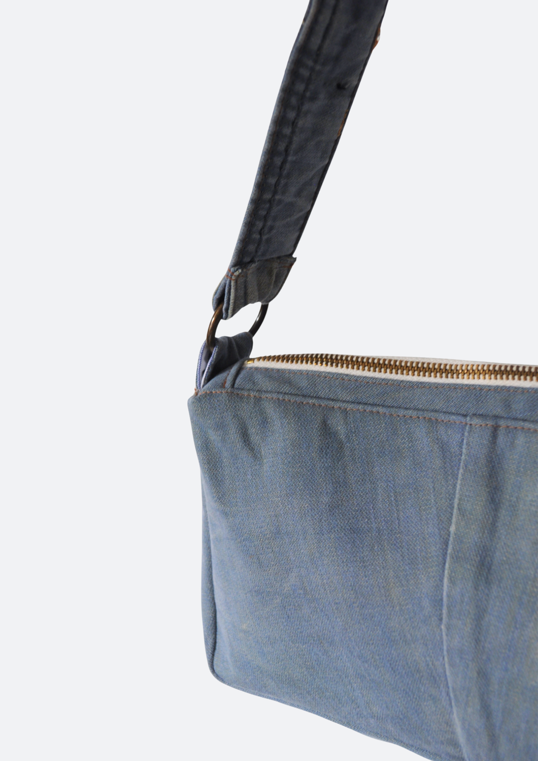  Close up achterkant -Upcycled denim 90s Bag - gemaakt van oude spijkbroeken - Handgemaakt in Rotterdam - Sevaes