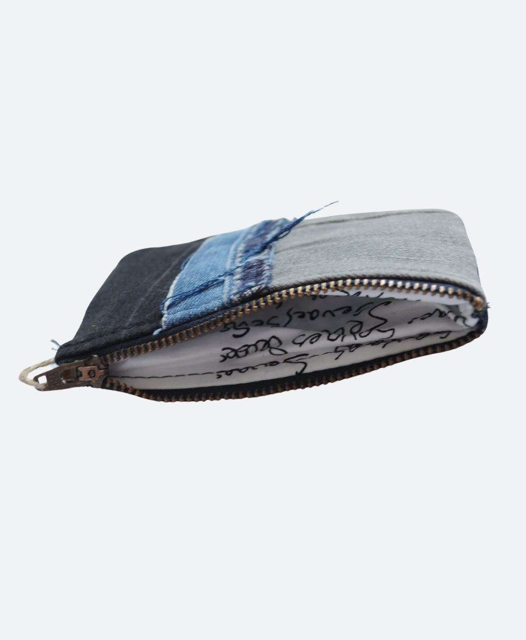 Binnenkant - Upcycled zwart‑grijs‑blauwe denim portemonnee – handgemaakt en duurzaam accessoire  voor hem en haar