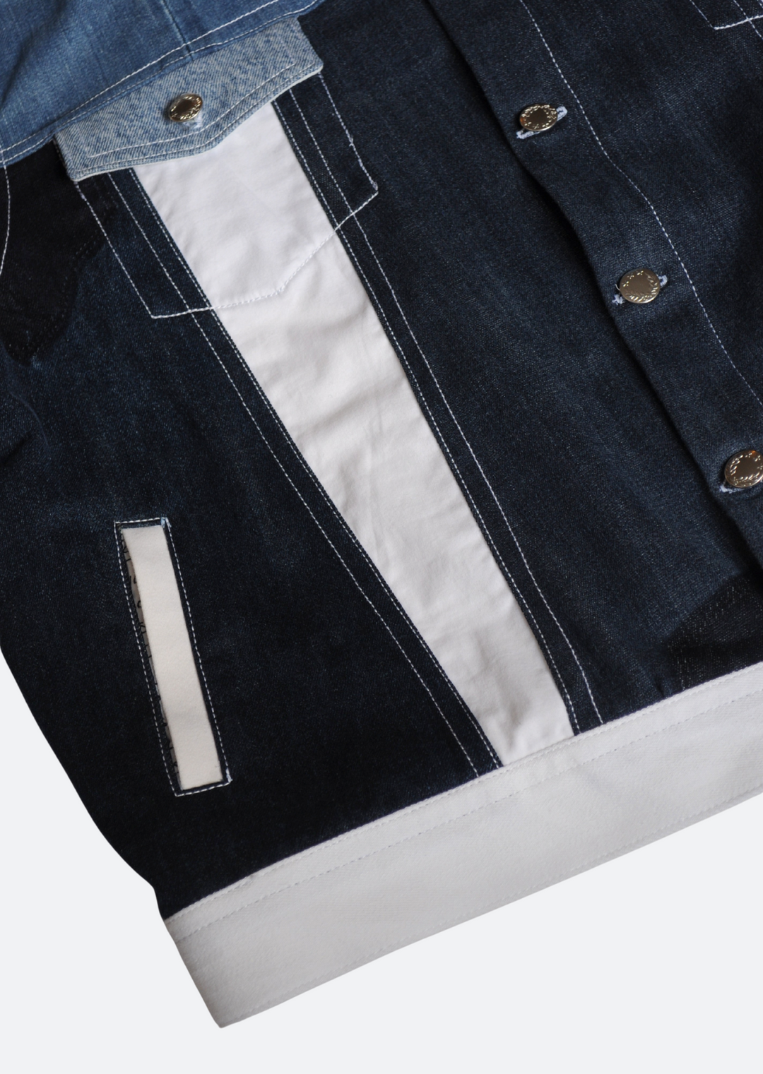 Detail van handgemaakte Sevaes denim spijkerjas – upcycled denim in wit, blauw en lichtblauw tinten