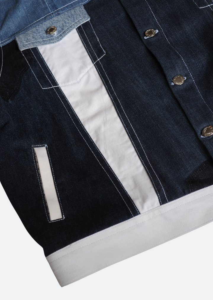 Detail van handgemaakte Sevaes denim spijkerjas – upcycled denim in wit, blauw en lichtblauw tinten