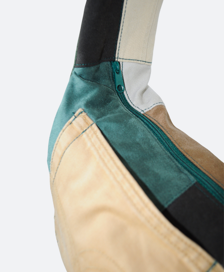 Details Handgemaakte patchwork crossbody bag in groen, beige en bruin tinten, gemaakt van upcycled denim en katoen - Sevaes