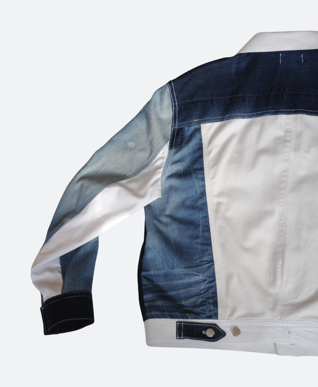 Achterkant - Unisex denim spijkerjas handgemaakt van 100% upcycled denim – duurzame regular fit spijkerjacket van Sevaes maat XL