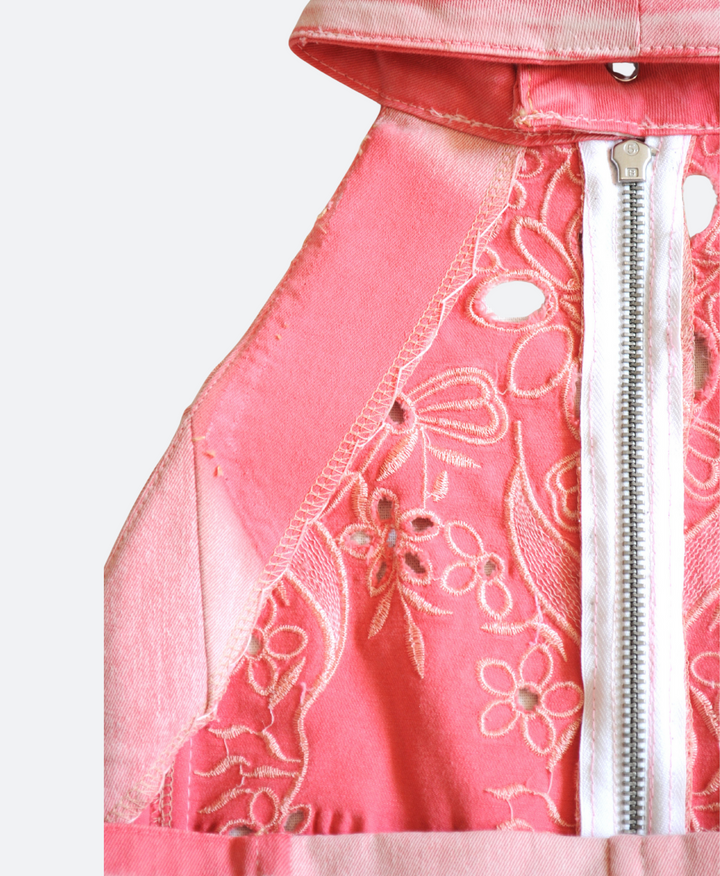 Close-up - Geborduurde Roze denim halter top handgemaakt van upcycled denim – duurzaam en uniek - Sevaes