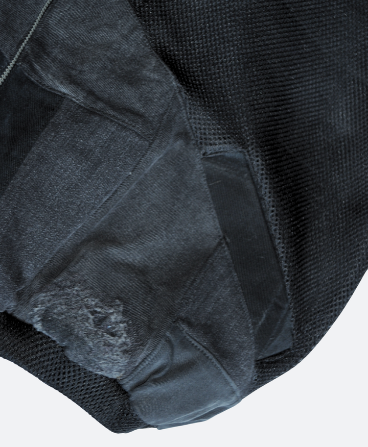 Zak detail Voorkant - Zwarte upcycled denim en mesh Pilotenjacket, handgemaakt unisex ontwerp van Sevaes.