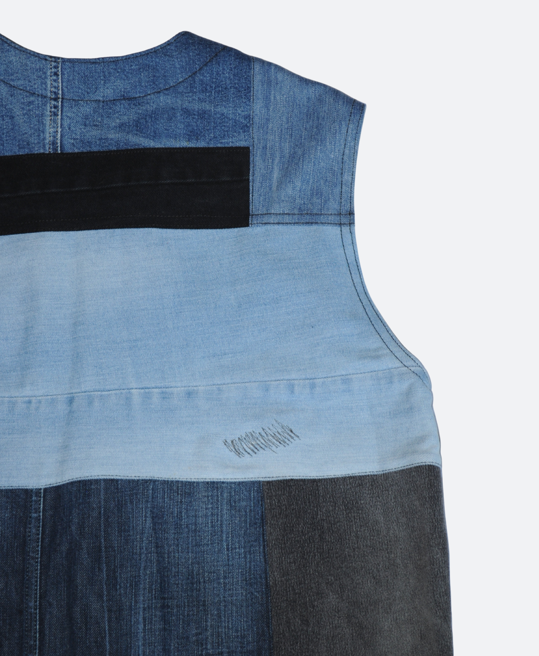 Close up achterkant patchwork utility vest maat 36 - Hangemaakt door Sevaes