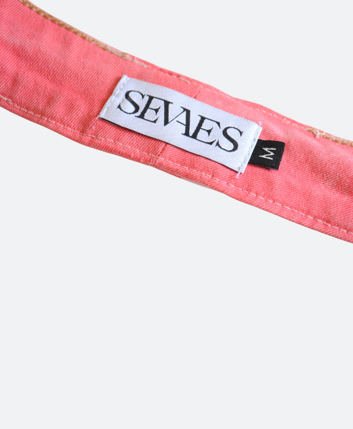 Close up - Geborduurde Roze denim halter top handgemaakt van upcycled denim – duurzaam en uniek - Sevaes