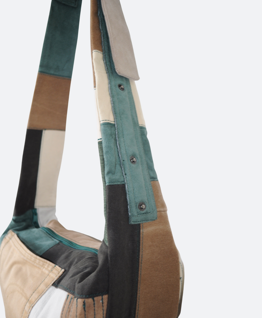Verstelbare Handgemaakte patchwork crossbody bag in groen, beige en bruin tinten, gemaakt van upcycled denim en katoen - Sevaes
