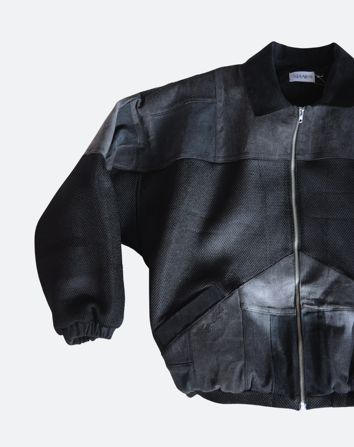 Close up voorkant- Zwarte upcycled denim en mesh bomberjack, handgemaakt unisex ontwerp van Sevaes.