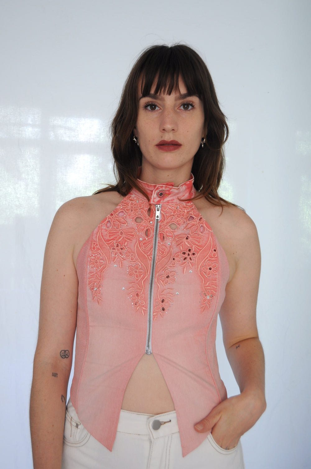Geborduurde Roze denim halter top handgemaakt van upcycled denim – duurzaam en uniek - Sevaes